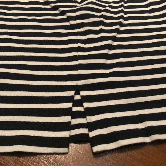 Old Navy Pencil skirt. Size Medium. Stretchy Material - Picture 5 of 6